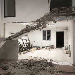Roboty rozbiórkowy: demontaż schodów w biurze (Warszawa-Piaseczno, Mysiadło)  