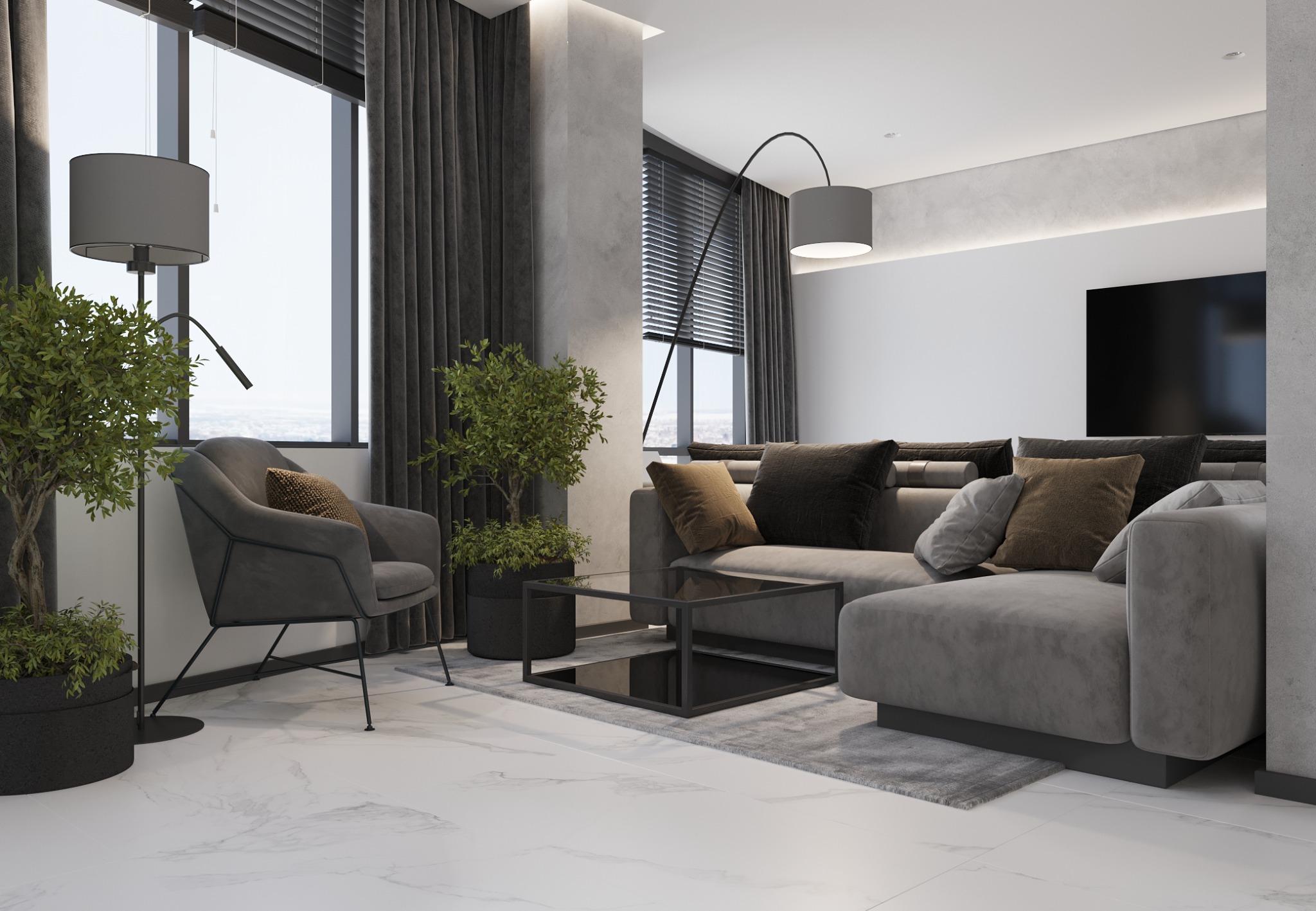 Nowoczesny salon z szarą sofą narożną, fotel z poduszką, czarny stolik kawowy, marmurowa podłoga i rośliny doniczkowe przy oknie z żaluzjami.