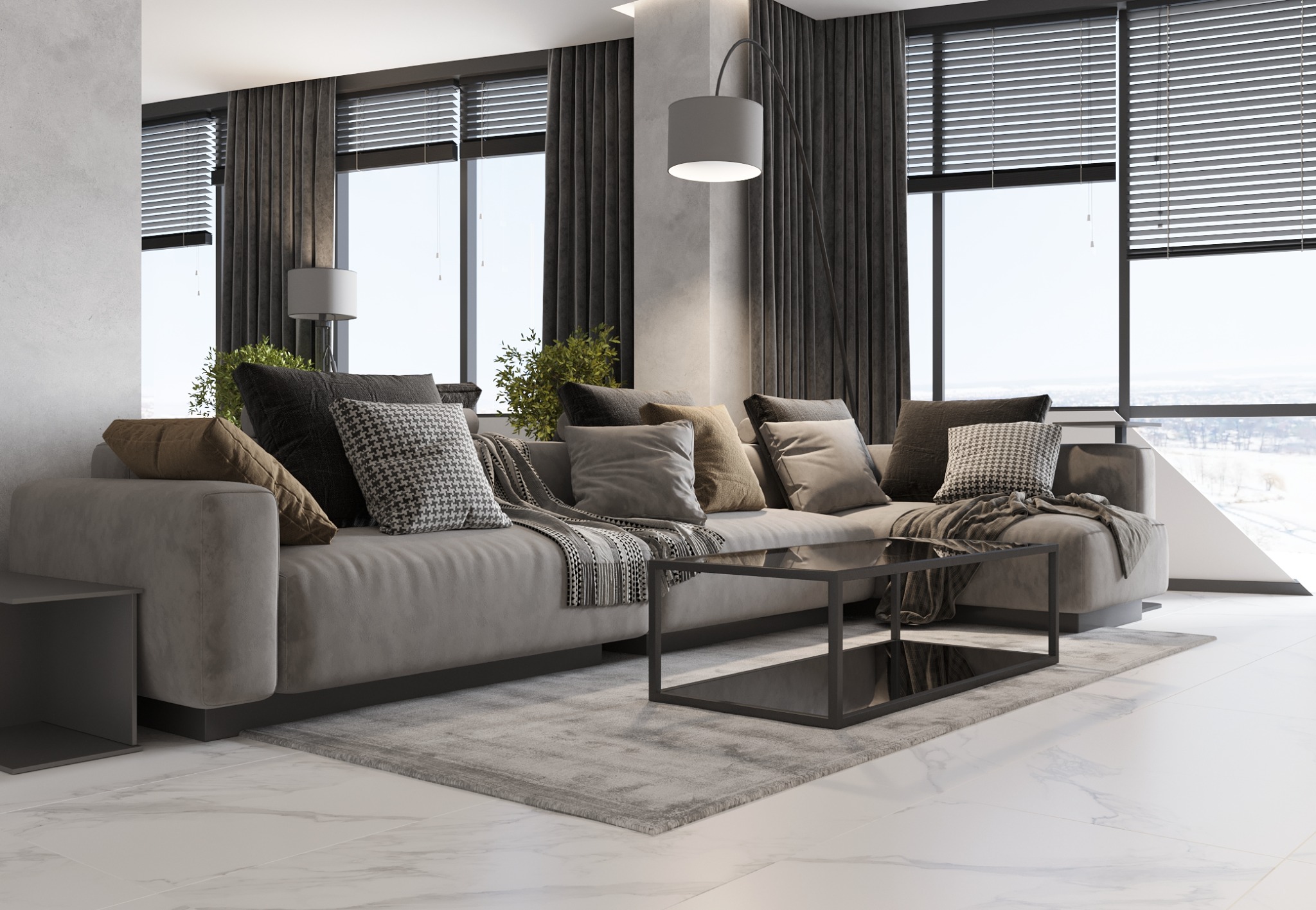 Nowoczesny salon z szarą sofą narożną, poduszkami dekoracyjnymi, czarnym stolikiem kawowym i marmurową podłogą, oświetlony lampą podłogową i naturalnym światłem z okien z żaluzjami i zasłonami.