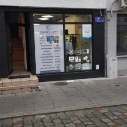 Fasada budynku firmy IT z witryną prezentującą ofertę: serwis komputerowy, sprzęt komputerowy, monitoring, systemy alarmowe, kasy fiskalne, terminale płatnicze, systemy sprzedażowe, sprzęt sieciowy...