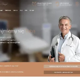 Strona internetowa gabinetu lekarskiego z uśmiechniętym lekarzem w białym fartuchu i stetoskopem na pierwszym planie, prezentująca ofertę usług medycznych.