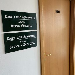 Kancelaria znajduje się na 5 piętrze budynku znajdującego przy zbiegu ulic: Żeligowska oraz Zielona, naprzeciwko placu Hallera w Łodzi