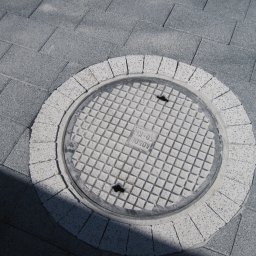 Efekt finalny zabrukowanej studzienki kanalizacyjnej na posesji pod Wrocławiem.