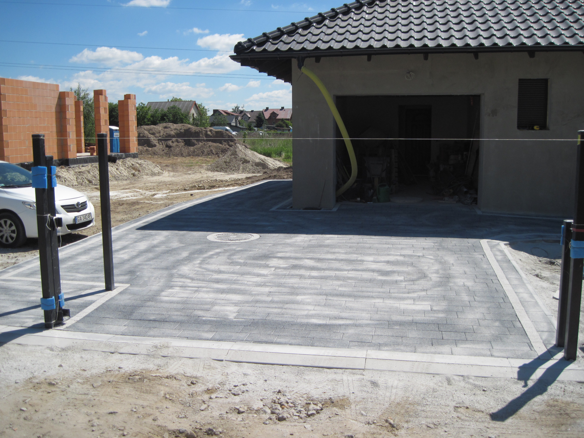 Podjazd do garażu z kostki deco; Siedlec k. Wrocławia.