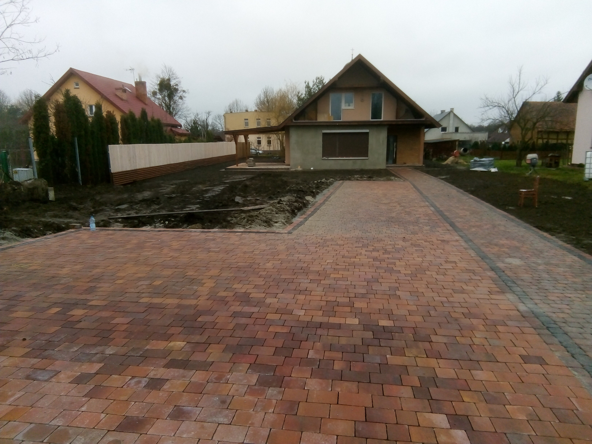 Brukowanie posesji z kostki dekoracyjnej Barwy Jesieni; Krzyżanowice k. Wrocławia.