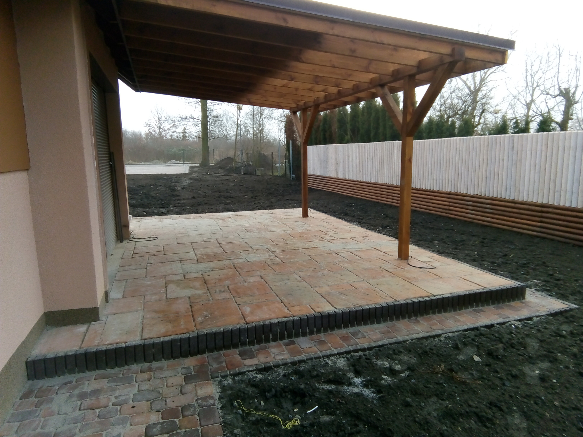 Taras z płyt dekoracyjnych Barwy Jesieni; Krzyżanowice k. Wrocławia.