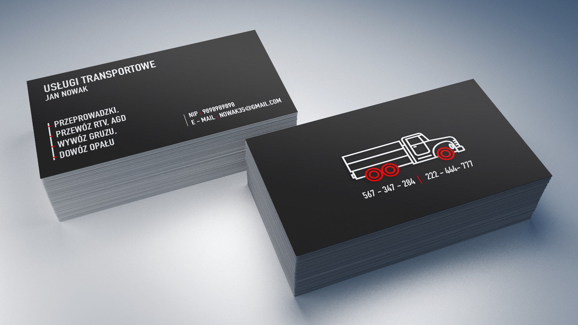 Stos wizytówek z czarnym tłem, prezentujących usługi transportowe i logo przedstawiające ciężarówkę z przyczepą w minimalistycznym stylu.