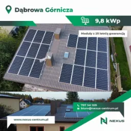 Instalacja paneli słonecznych na dachu domu w Dąbrowie Górniczej, moduły z 25-letnią gwarancją, moc 9,8 kWp. Widok z góry na brązowy dach z panelami, kominy i antenę.