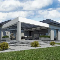 Nowoczesny parterowy dom z płaskim dachem i zadaszonym tarasem, na którym wisi wiklinowy fotel. Na pierwszym planie zadbany trawnik i niskie krzewy.