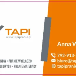 Wizytówka firmy Tapi z logo w kształcie strzałki, pomarańczowym napisem 'TAPI' i adresem strony internetowej, numerem telefonu, adresem e-mail oraz listą oferowanych usług: pranie dywanów...