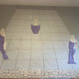 Listek Ogrody - Unikalna dekoracja ścienna z motywem kobiecych postaci w stylu antycznym, umieszczonych na tle imitującym płytki i kamienną podstawę. Nietypowe połączenie faktur i motywów.