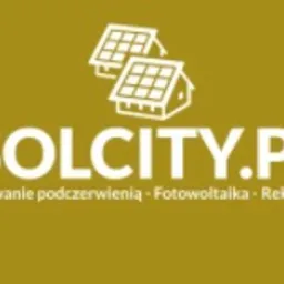Logo firmy Solcity.pl z dwoma panelami słonecznymi stylizowanymi na domy, na złotym tle. Pod nazwą firmy hasło: Ogrzewanie podczerwienią - Fotowoltaika - Rekuperacja.