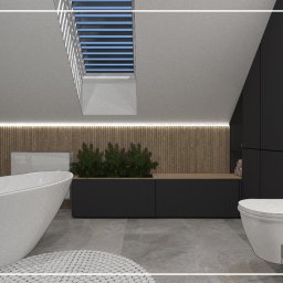 Wnętrza Dabińska - Wizualizacja łazienki na poddaszu z oknem dachowym, białą wolnostojącą wanną na okrągłym dywaniku, zabudową meblową z drewnianymi lamelami i roślinami doniczkowymi oraz marmurową ścianą.