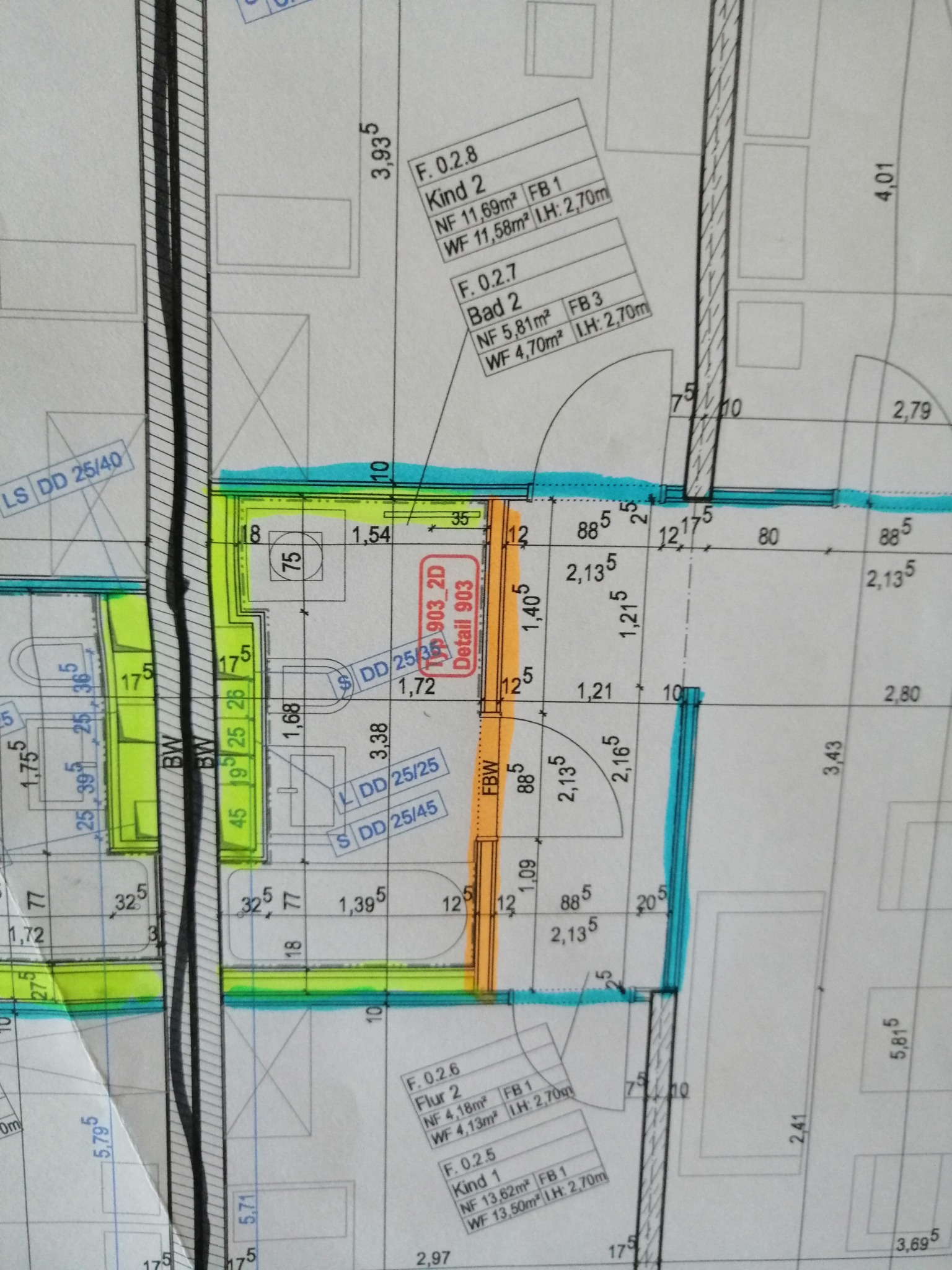 Fragment planu mieszkania z zaznaczonymi wymiarami i oznaczeniami pomieszczeń, podkreślonymi na zielono i niebiesko, z widocznymi numerami i powierzchniami pokoi.