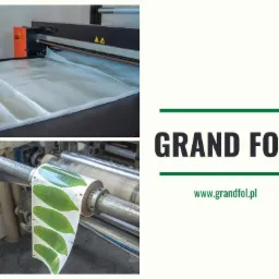 Proces produkcji folii z nadrukiem: maszyna tnąca folię w arkuszach oraz rolka folii z nadrukowanym motywem liści.