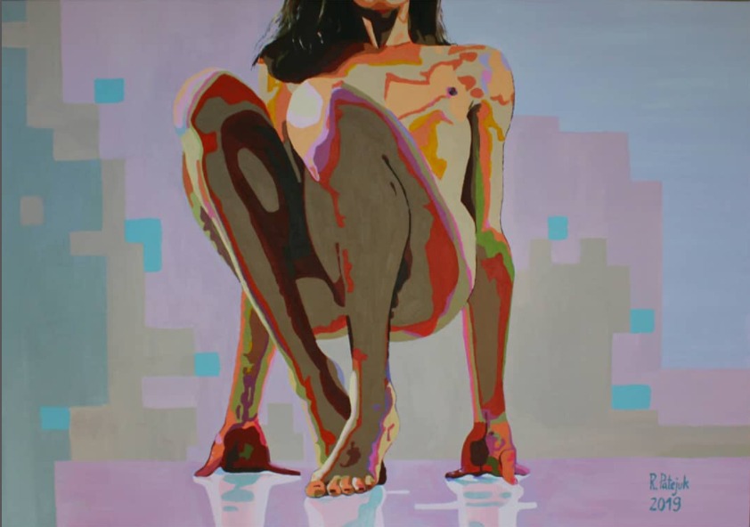 Akrylowy obraz przedstawiający nagą, kucającą kobietę na abstrakcyjnym tle w odcieniach fioletu i błękitu, z widocznym podpisem autora w prawym dolnym rogu.