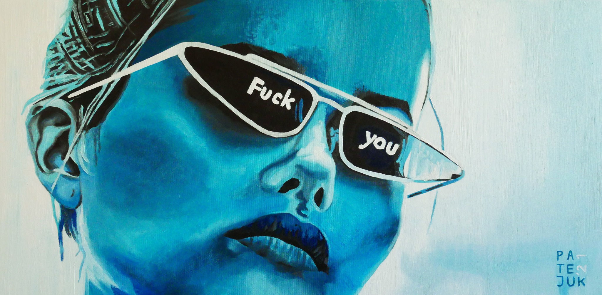 Portret kobiety w okularach z napisem 'Fuck you', namalowany odcieniami błękitu na płótnie, widoczny podpis artysty w prawym dolnym rogu.