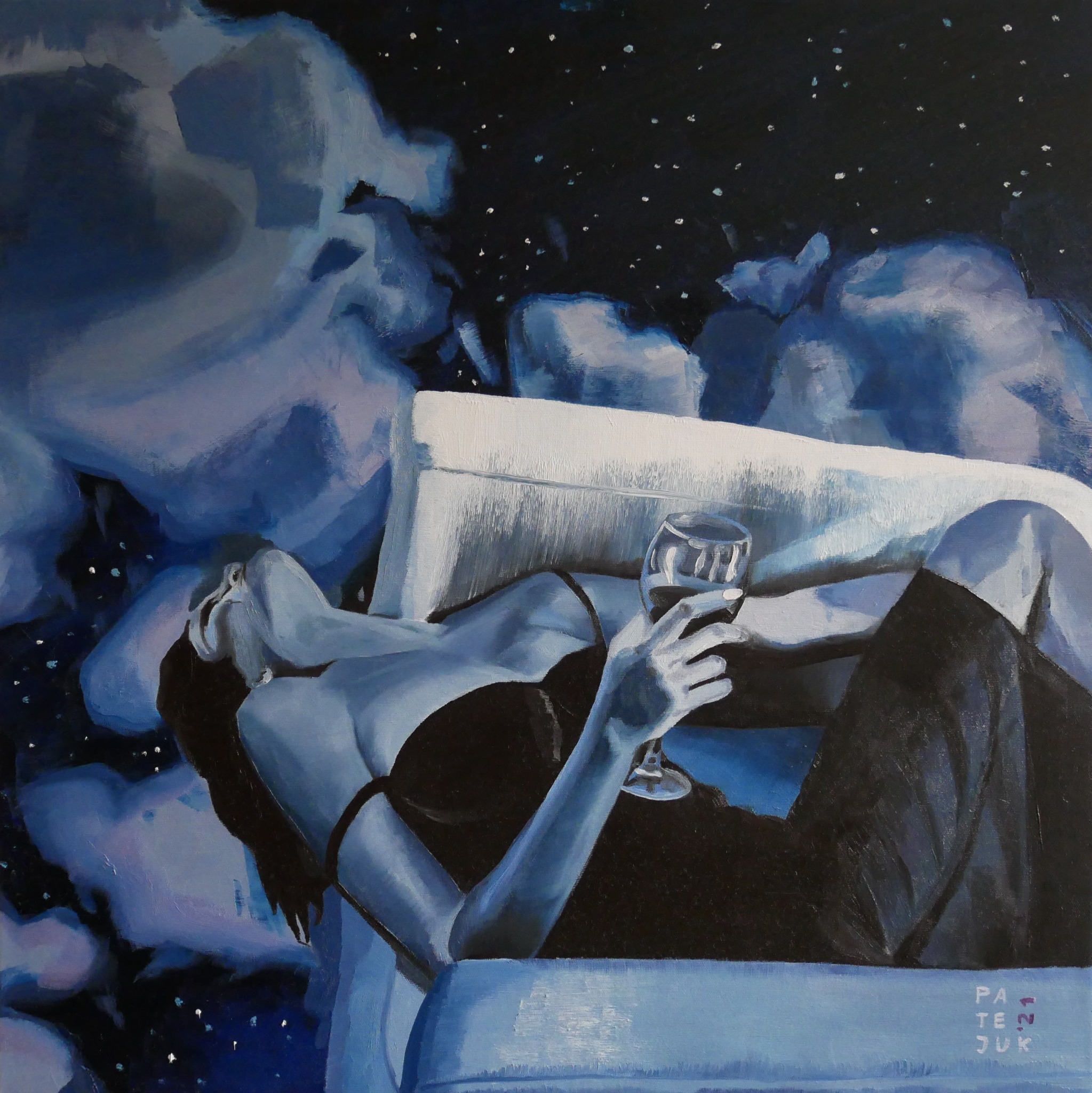 Olejne malarstwo przedstawia kobietę w bieliźnie leżącą na kanapie z kieliszkiem wina na tle nocnego nieba z chmurami i gwiazdami, utrzymane w odcieniach błękitu.