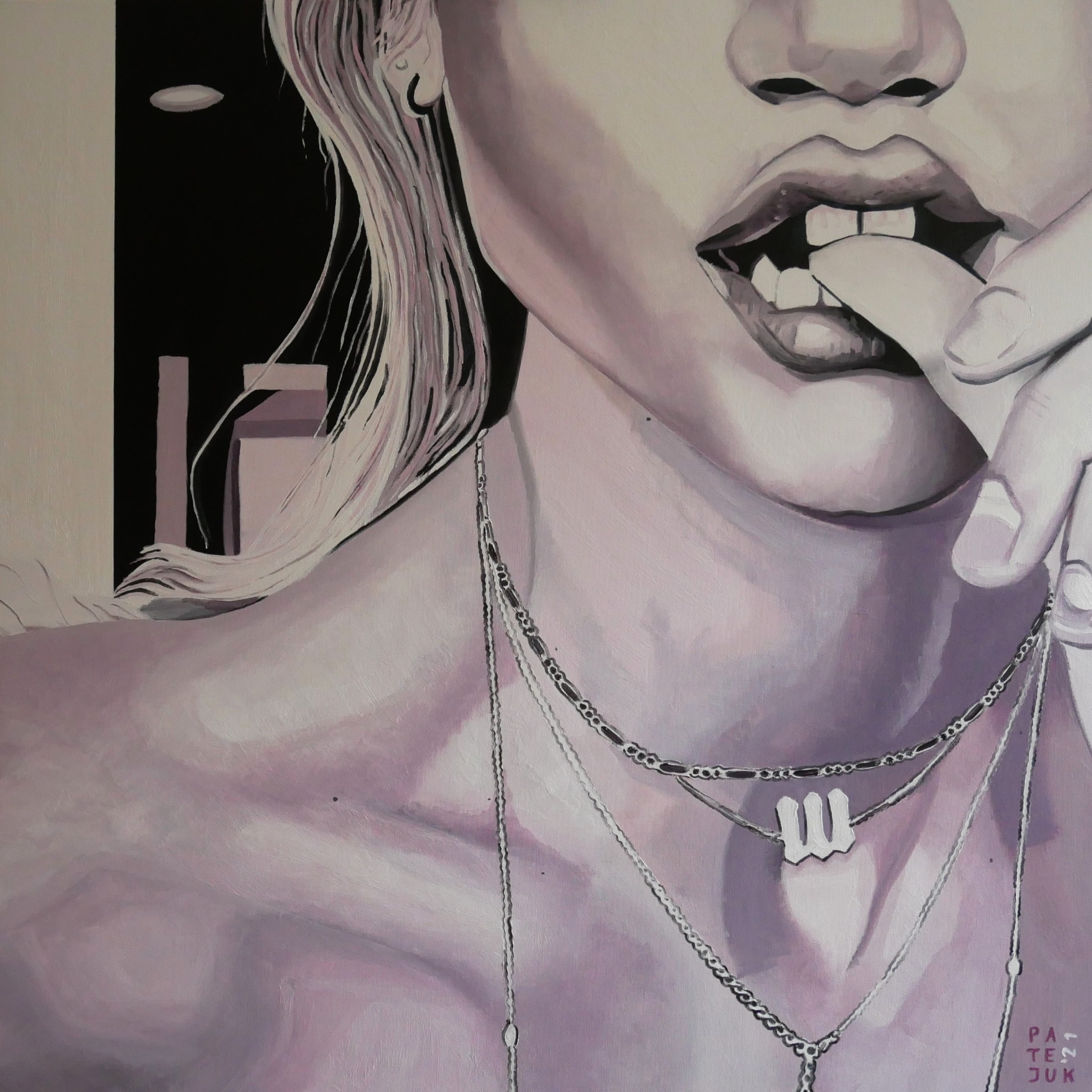 Monochromatyczny obraz olejny przedstawiający fragment twarzy kobiety z palcem w ustach, z widocznymi srebrnymi łańcuszkami na szyi i sygnaturą artysty w prawym dolnym rogu.