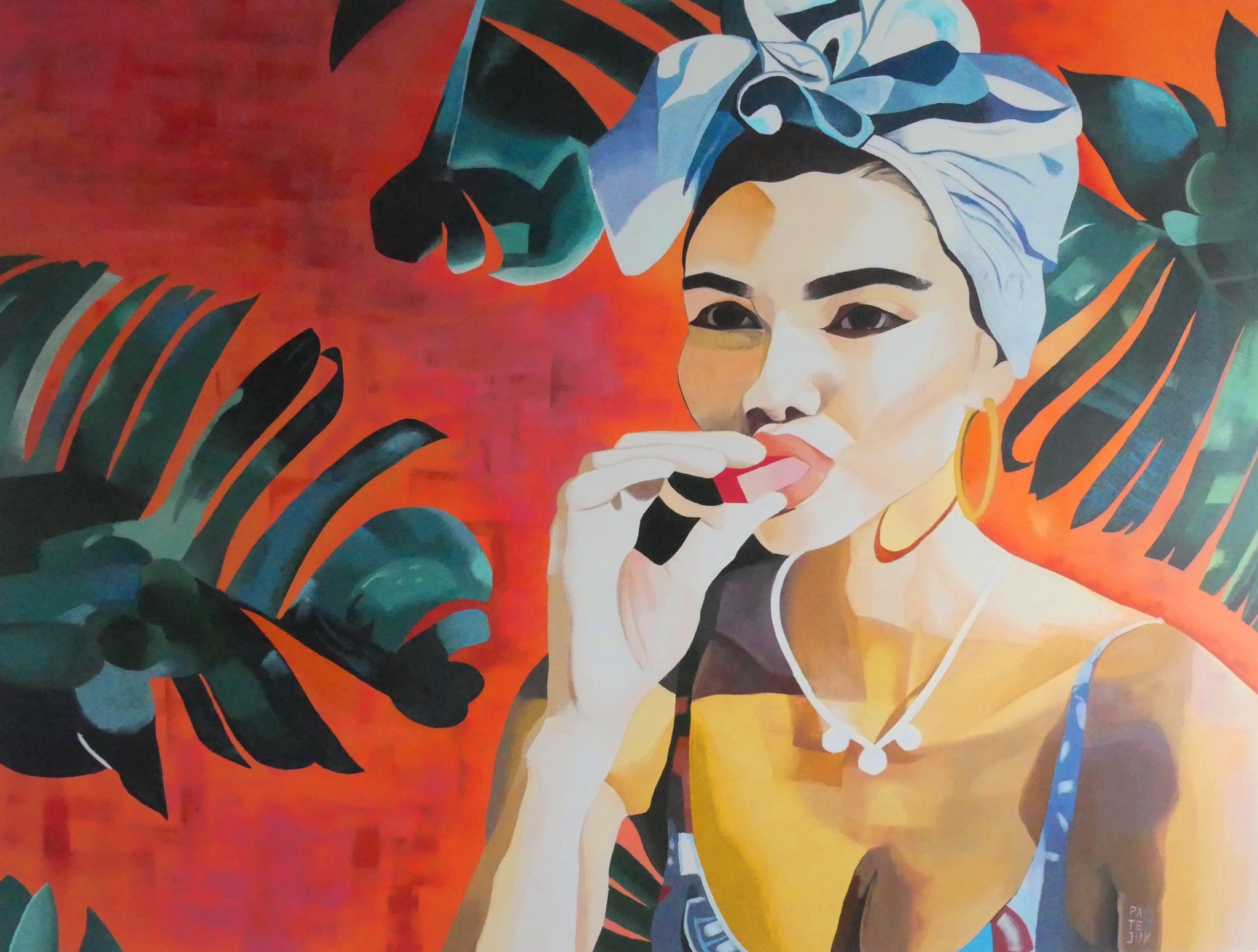 Portret kobiety w stylu malarskim z chustą na głowie i owocem w dłoni na tle tropikalnych liści.