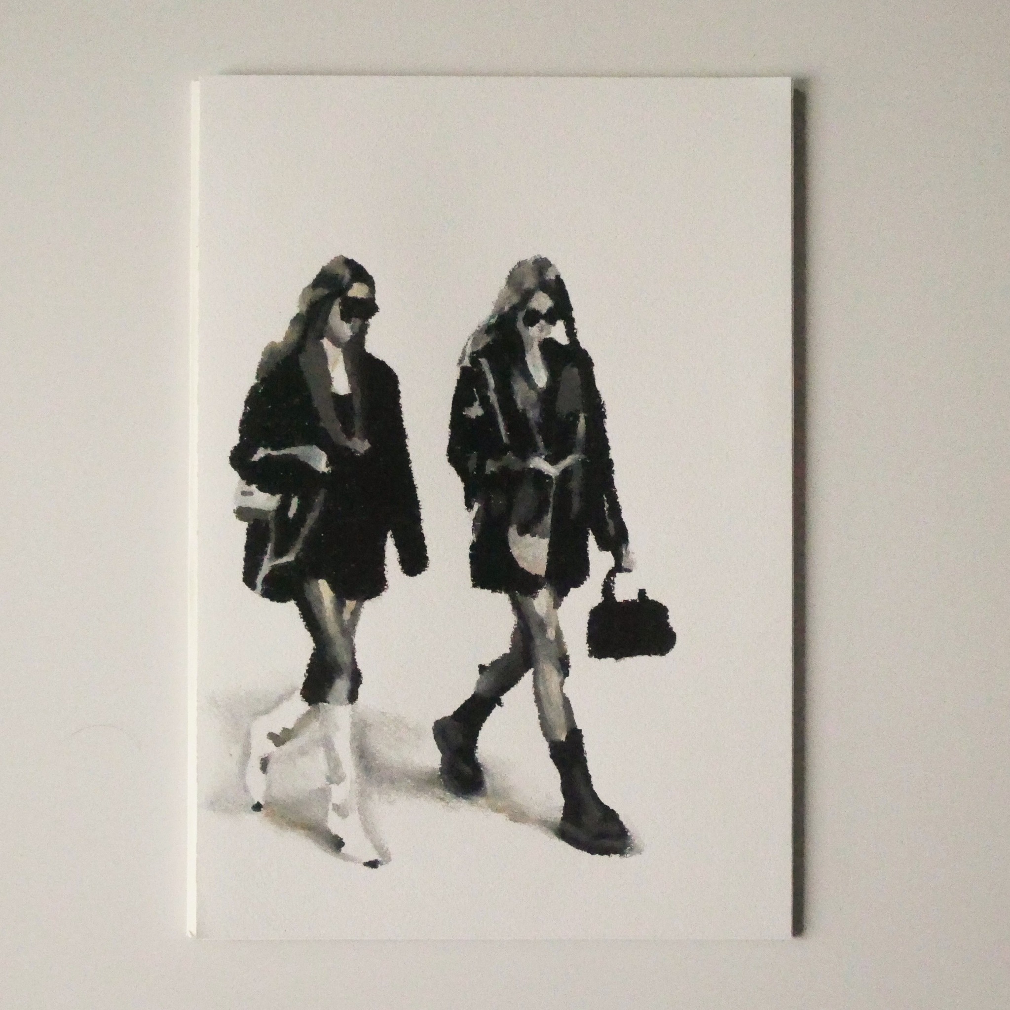 Akwarelowy obraz przedstawiający dwie kobiety w płaszczach i okularach przeciwsłonecznych, idące obok siebie, jedna z torebką w dłoni.