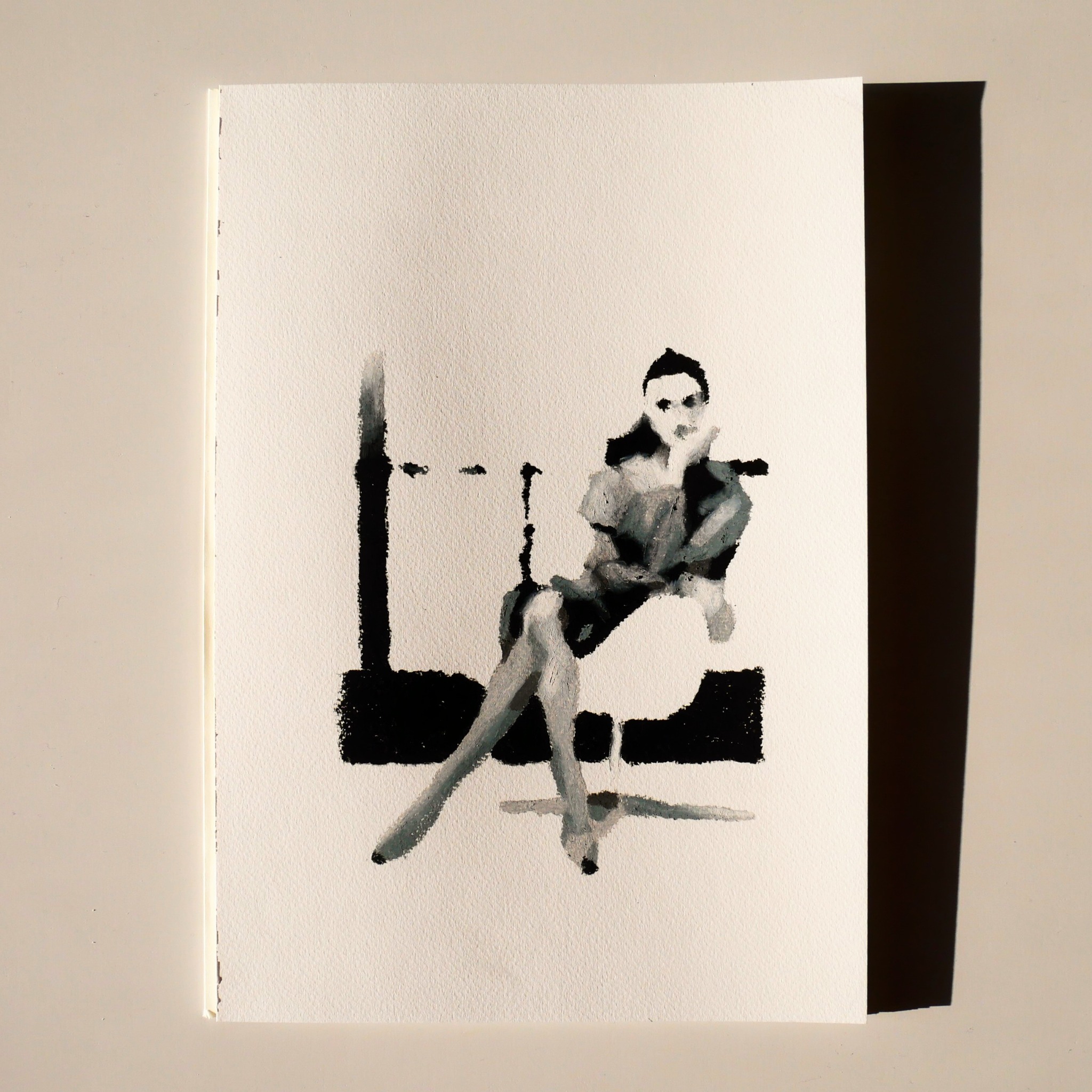 Szkic modelki siedzącej na krześle, wykonany czarną farbą na białym papierze, z cieniem rzucanym z prawej strony.