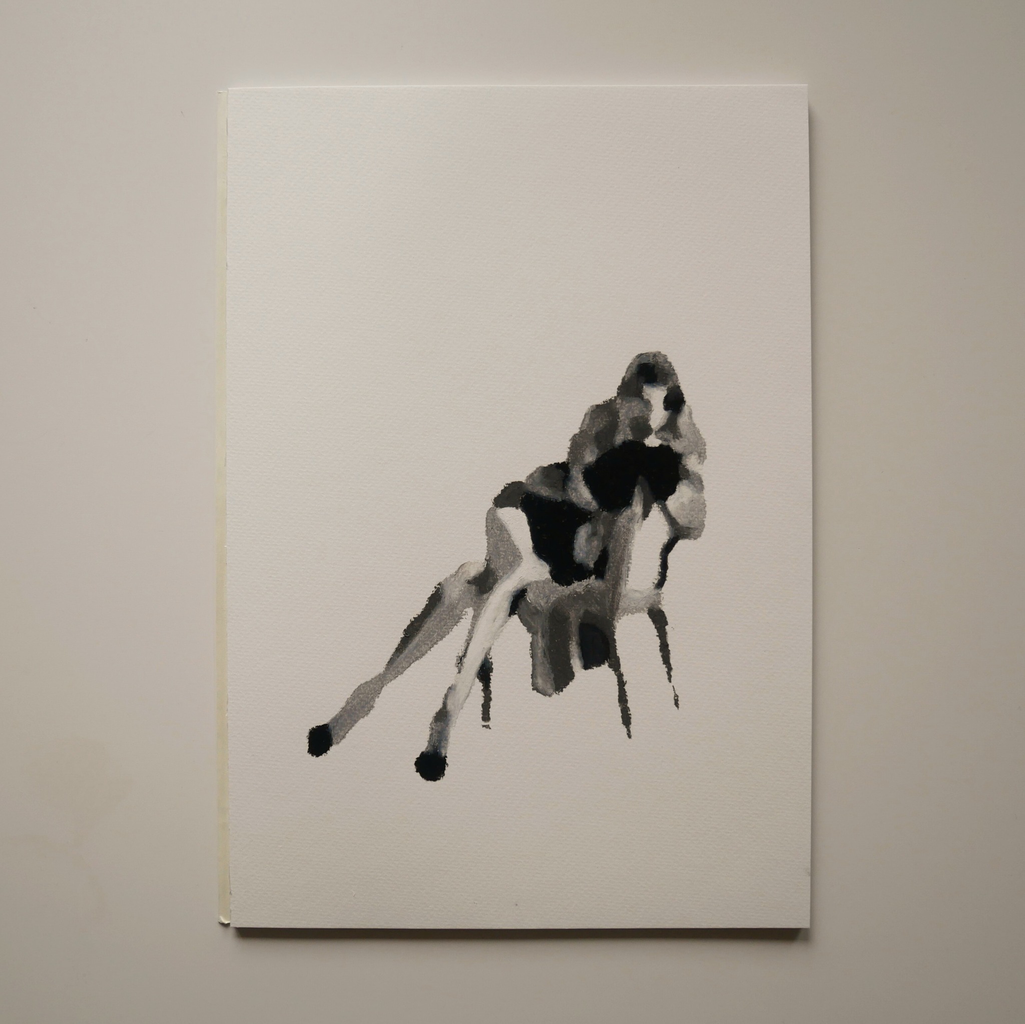 Szkic tuszem przedstawiający postać kobiety siedzącej na krześle, wykonany na białym papierze z widoczną fakturą, leżącym na gładkim, beżowym tle.