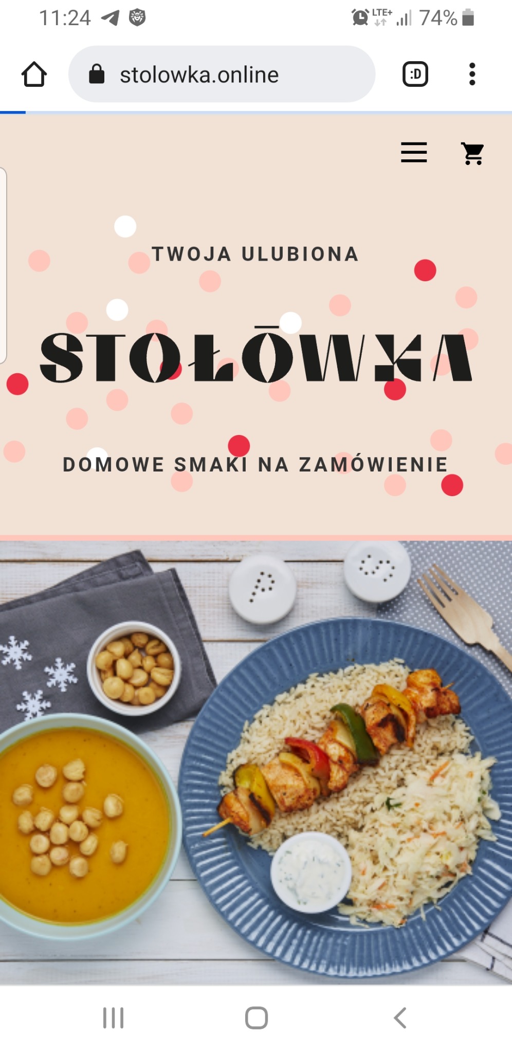Kompozycja dań: zupa krem z groszkiem ptysiowym, szaszłyk z kurczaka i warzyw na ryżu z surówką, podane na talerzu z sosjerem, obok przyprawniki i serwetka w śnieżynki.