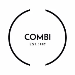 Logo firmy COMBI, okrąg z przerwami, napis COMBI, EST. 1997, czcionka bezszeryfowa, czarne na białym tle.