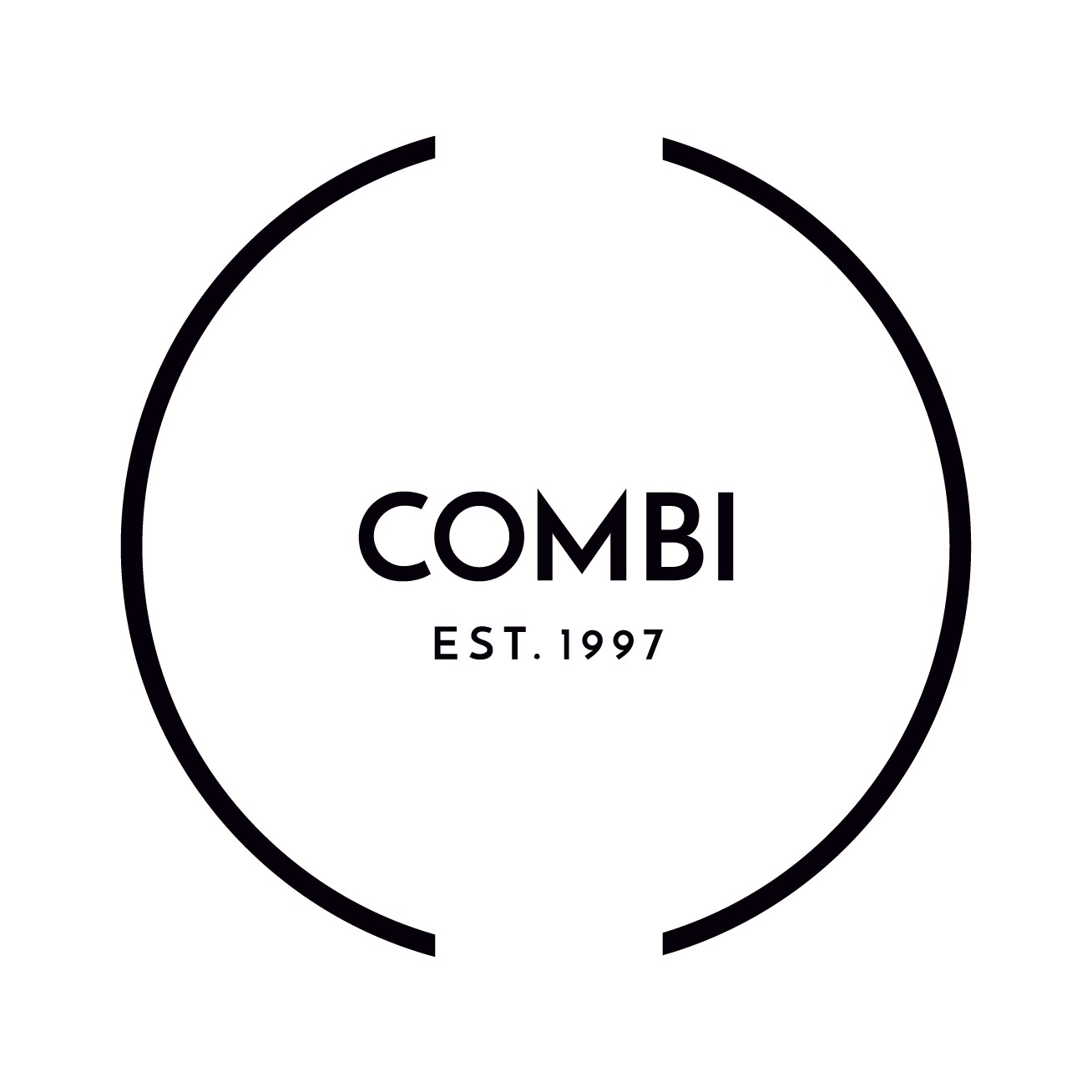 Logo firmy COMBI, okrąg z przerwami, napis COMBI, EST. 1997, czcionka bezszeryfowa, czarne na białym tle.