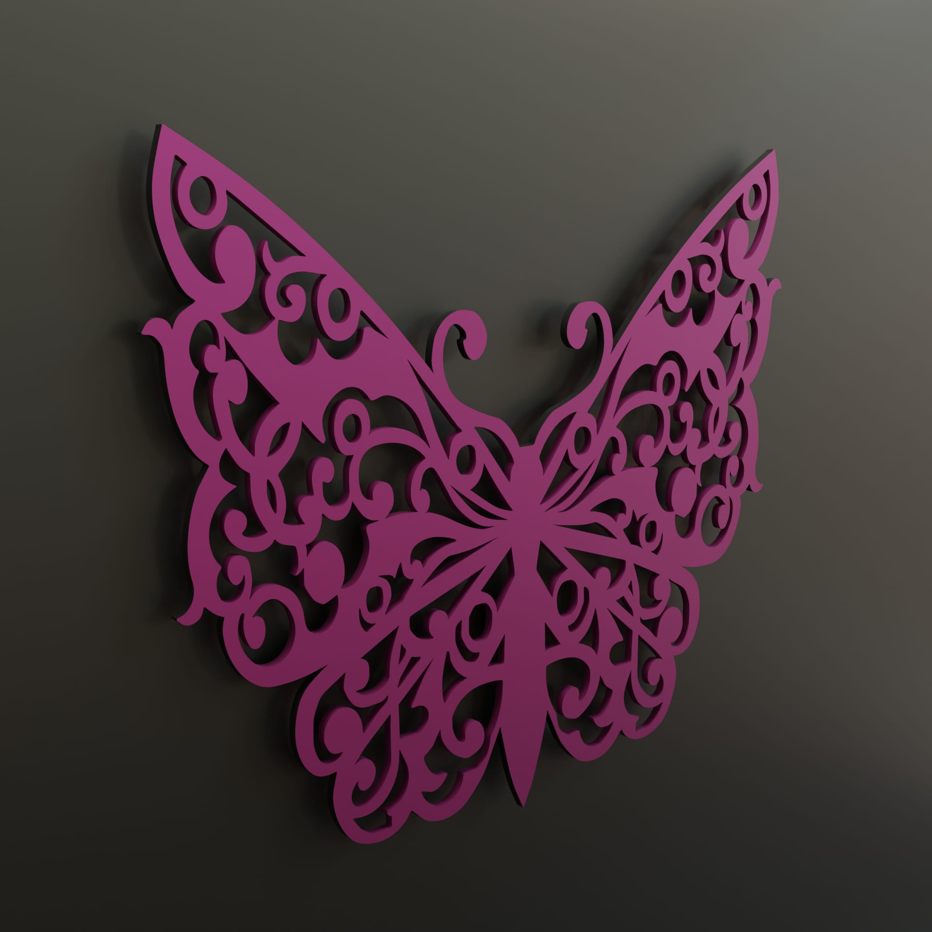 Dekoracyjna, ażurowa ozdoba ścienna w kształcie motyla, wykonana z fioletowego tworzywa, zamocowana na ciemnoszarej ścianie, widoczna pod kątem.