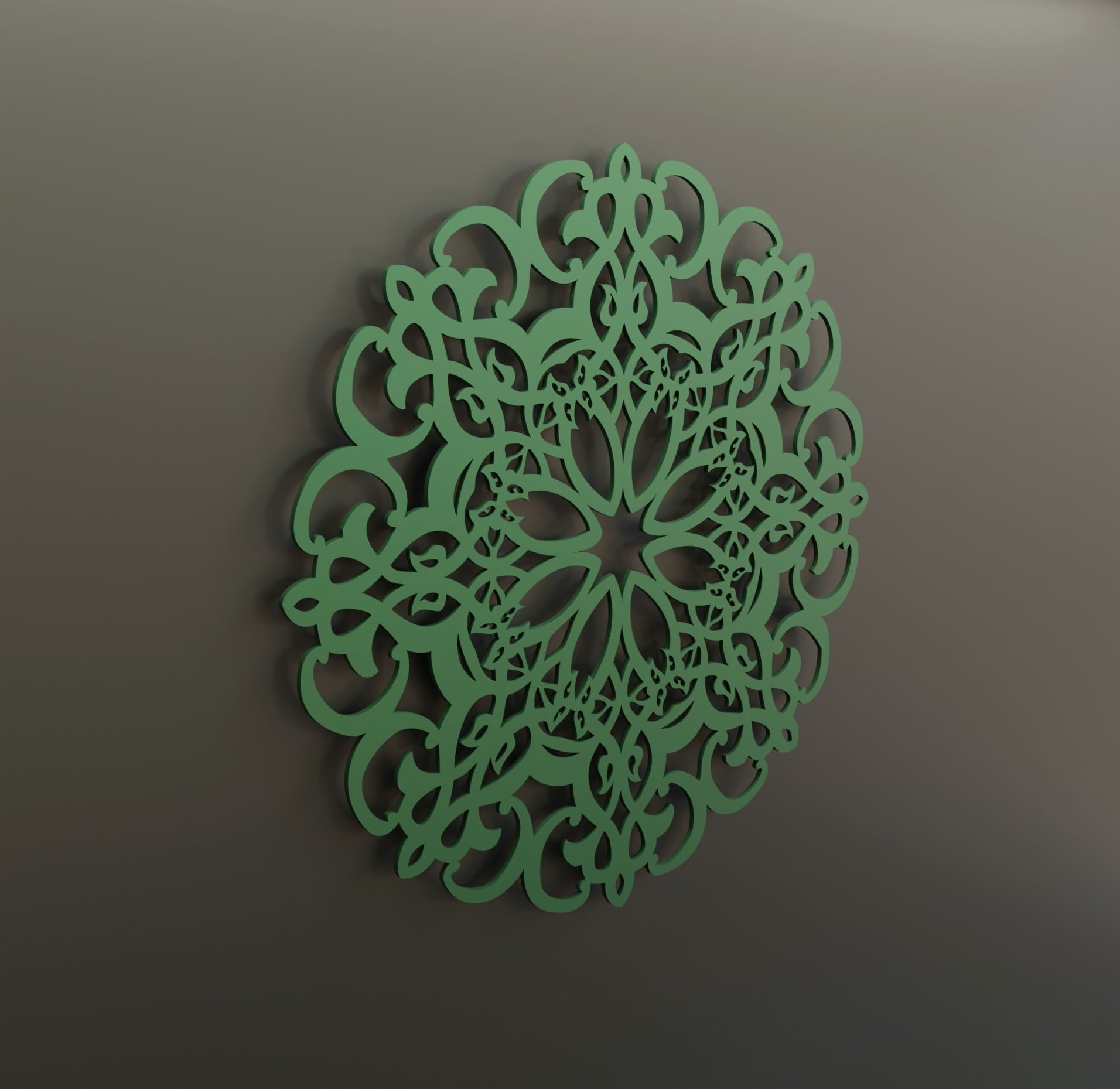 Zielona, ażurowa mandala dekoracyjna z drewna, zawieszona na gładkiej, szarej ścianie, oświetlona z boku, tworząca delikatny cień.