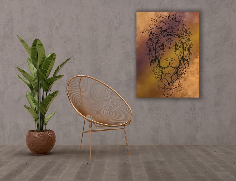 Wnętrze pokoju z betonową ścianą, na której wisi obraz z lwem i kwiatami, obok stoi złote krzesło i doniczka z dużą rośliną.