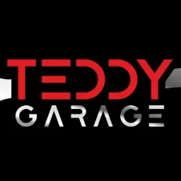 Logo warsztatu samochodowego z nazwą 'Teddy Garage', stylizowane na narzędzia: klucz płaski i oczkowy, w kolorach czerwonym i srebrnym na czarnym tle.