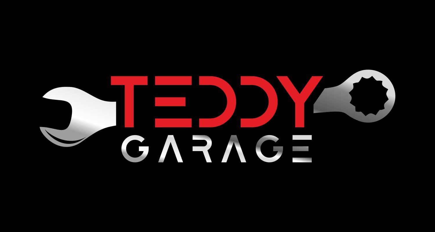 Logo warsztatu samochodowego z nazwą 'Teddy Garage', stylizowane na narzędzia: klucz płaski i oczkowy, w kolorach czerwonym i srebrnym na czarnym tle.