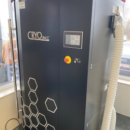 Nie Podano - Kriokomora Cryo Space w czarnej obudowie z białymi heksagonami, widoczny panel sterowania z przyciskami Start/Stop oraz awaryjny wyłącznik, a także biały przewód wentylacyjny.