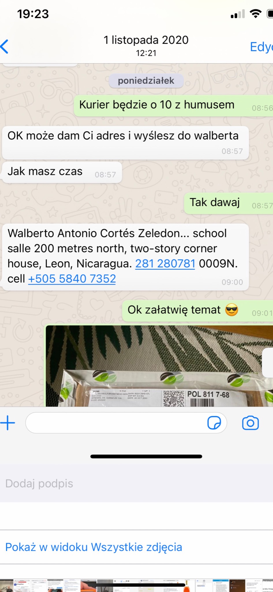 Zrzut ekranu konwersacji w komunikatorze, zawierający adres dostawy do Nikaragui i zdjęcie zapakowanej przesyłki z widocznym kodem kreskowym i datą nadania.
