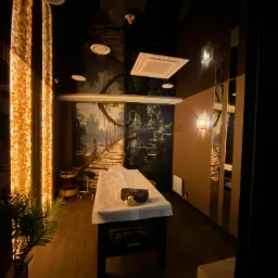 Oświetlenie gabinetu masażu z podświetloną ścianą solną.