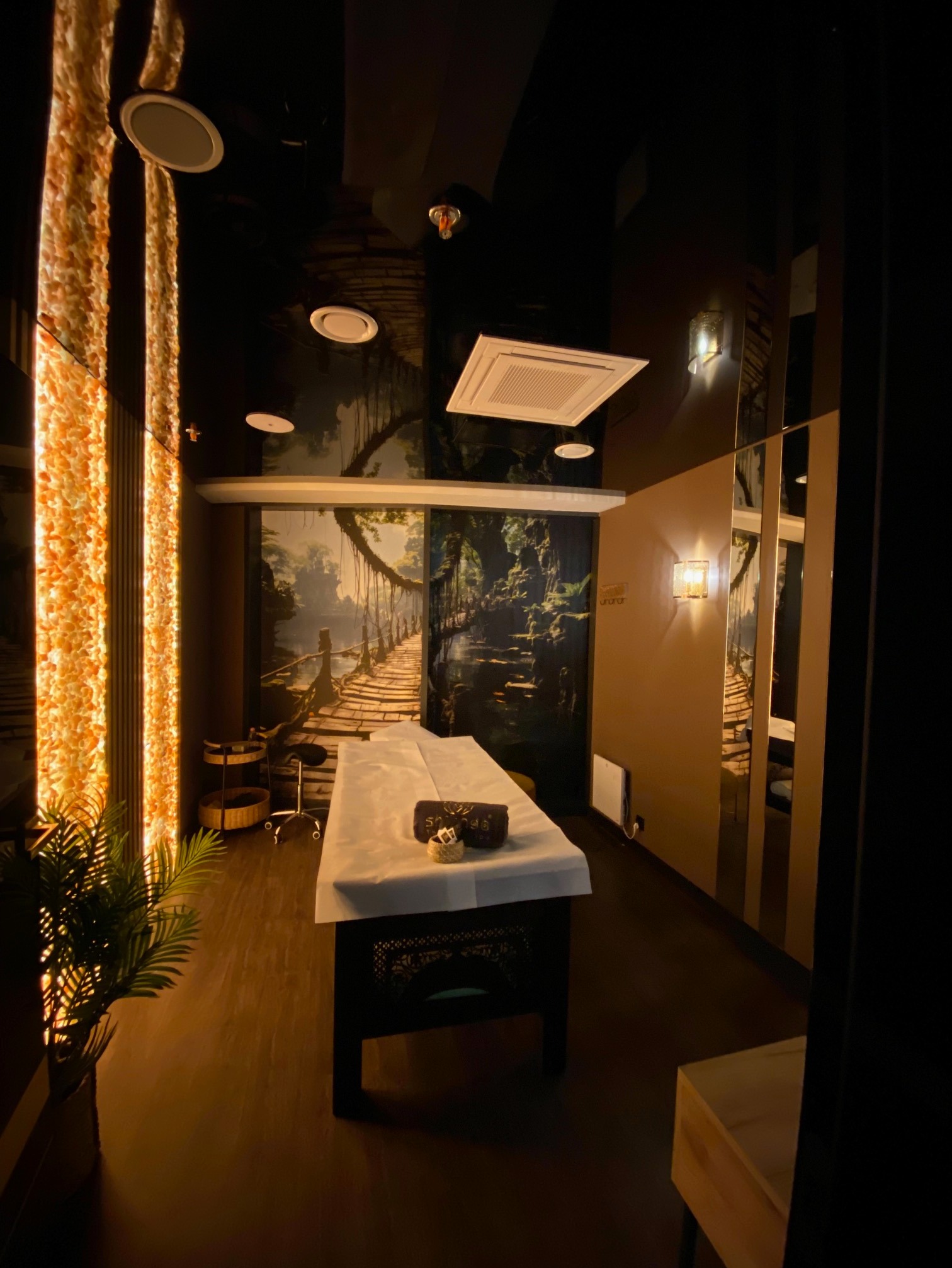 Oświetlenie gabinetu masażu z podświetloną ścianą solną.