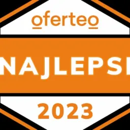 Pomarańczowo-biała odznaka Oferteo 'Najlepsi 2023' na czarnym tle.