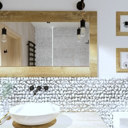 KIMERA Design Studio - Nowoczesna łazienka z drewnianym lustrem, kamienną mozaiką i minimalistycznymi dodatkami. Ujęcie z perspektywy użytkownika, z widocznym blatem i umywalką.
