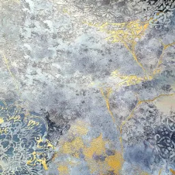 Dekoracyjna ściana z szarym tłem, złote żyłki i ornamenty w stylu mandali.