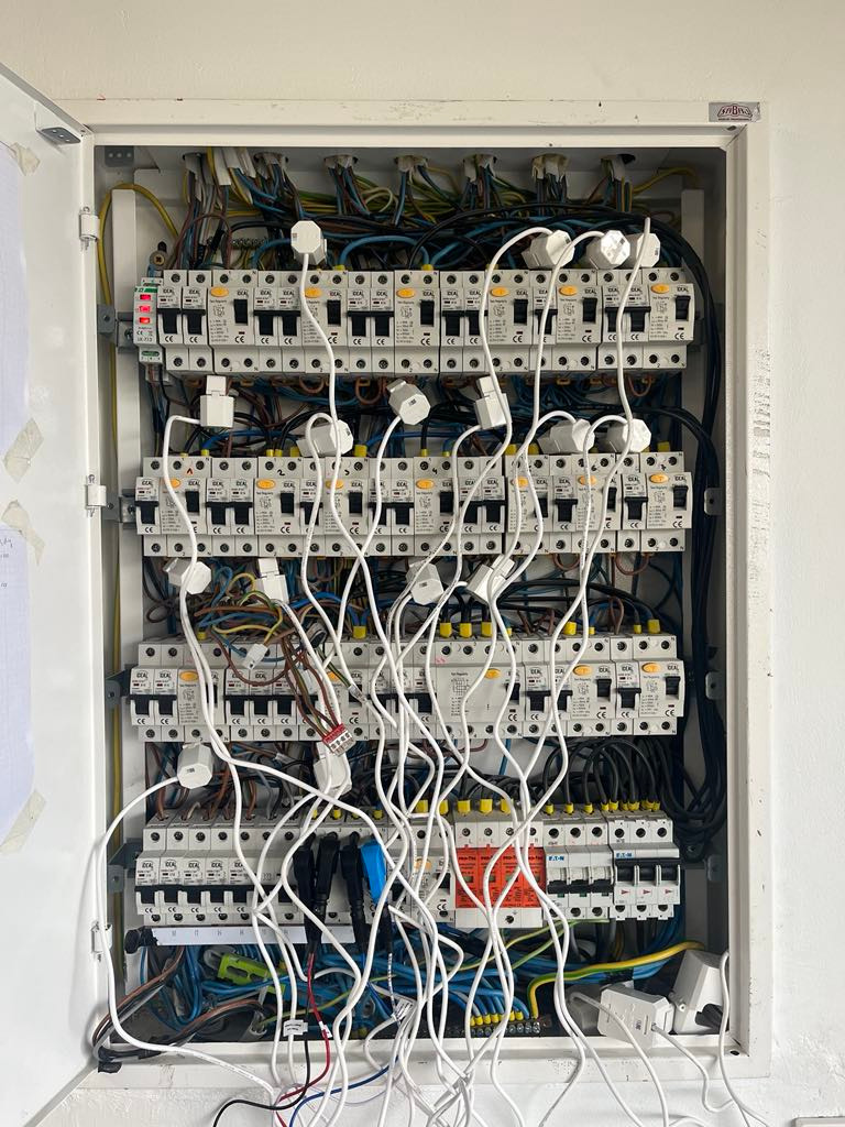 pomiar poboru prądu na poszczególnych obwodach rozdzielnicy domu jednorodzinnego.