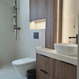 As Meble Radom - Nowoczesna łazienka w Orońsku: drewniane szafki z podświetleniem LED, umywalka nablatowa i minimalistyczna toaleta. Stylowe wykończenie.