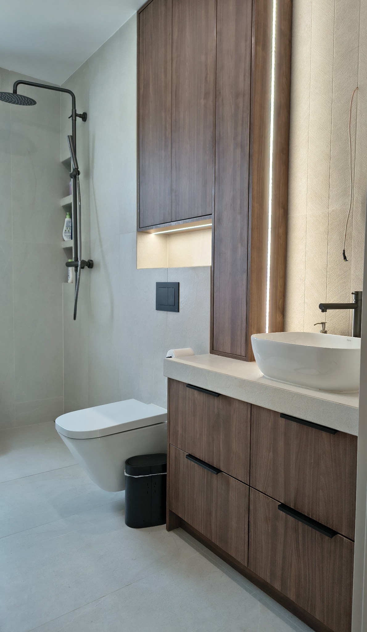 Nowoczesna łazienka w Orońsku: drewniane szafki z podświetleniem LED, umywalka nablatowa i minimalistyczna toaleta. Stylowe wykończenie.