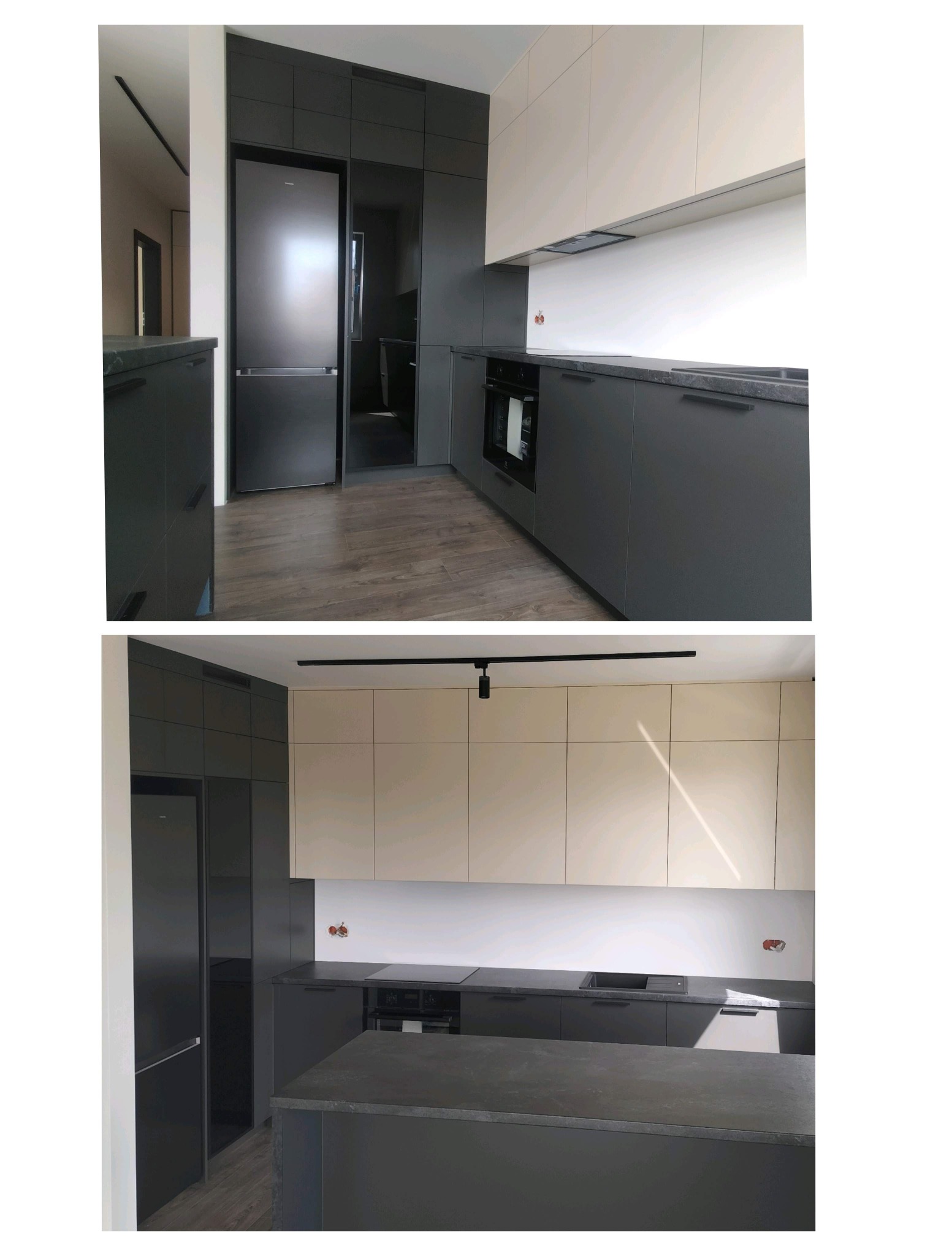 Nowoczesna kuchnia z szarymi szafkami i beżowymi górnymi modułami. Czarny sprzęt AGD, wyspa kuchenna i drewniana podłoga. Minimalistyczny design.