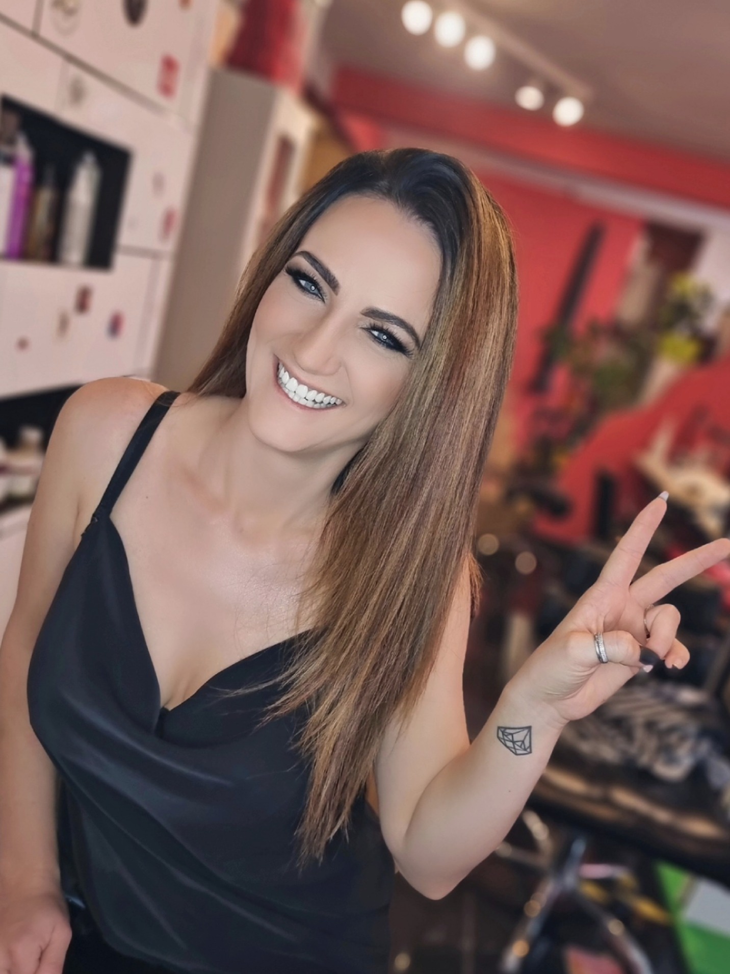 Makijaż. Koloryzacja, strzyżenie i regeneracja włosów, wykonana w salonie.