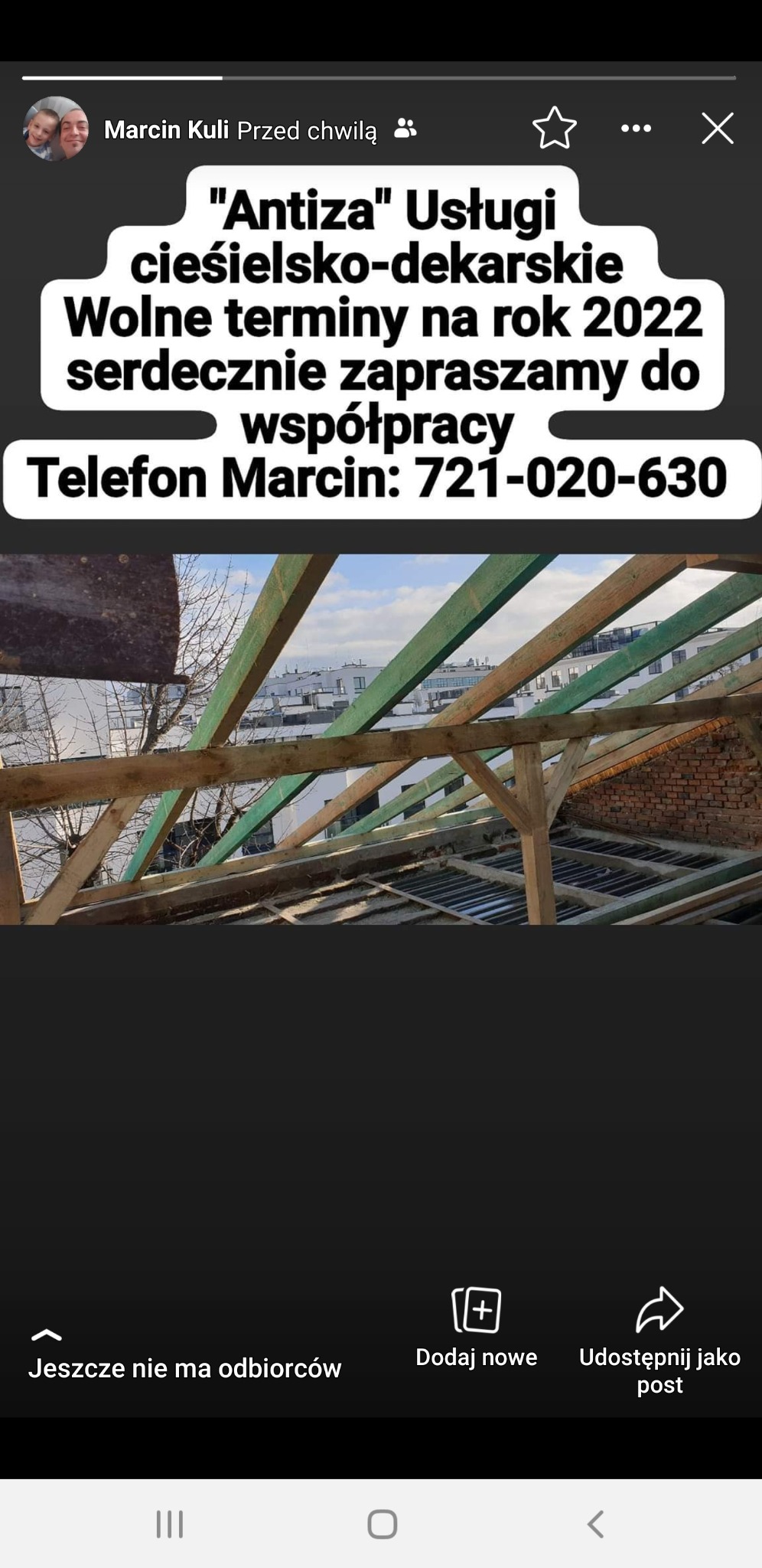 Wiązar dachowy z elementami konstrukcyjnymi w trakcie montażu, widok z wnętrza budynku na częściowo odsłoniętą konstrukcję dachu i fragmenty muru z cegły.