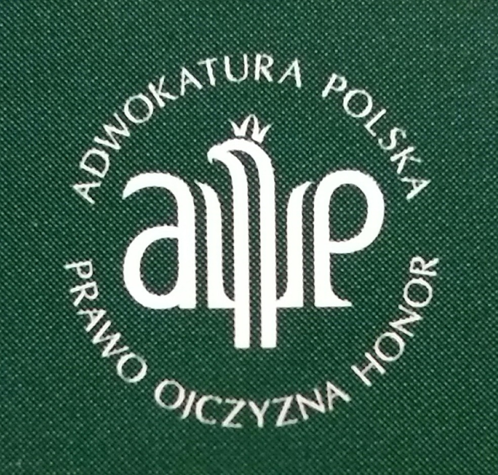 Logo Adwokatury Polskiej na zielonym, teksturowanym tle, z napisem 'Prawo, Ojczyzna, Honor' otaczającym centralny symbol.