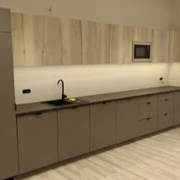 Nowoczesna zabudowa kuchenna w biurze: szare szafki dolne z ciemnym blatem, górne szafki z drewnopodobnym fornirem i wbudowaną mikrofalówką, czarny zlew i bateria.